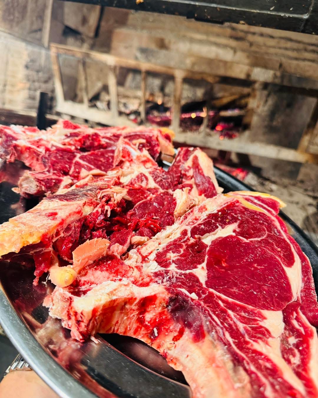 Selezione di carne cruda sul camino