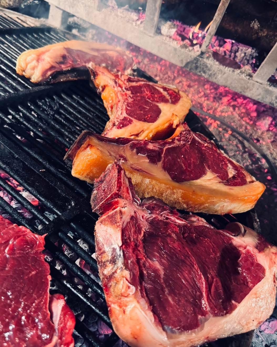 Carne in cottura sulla griglia