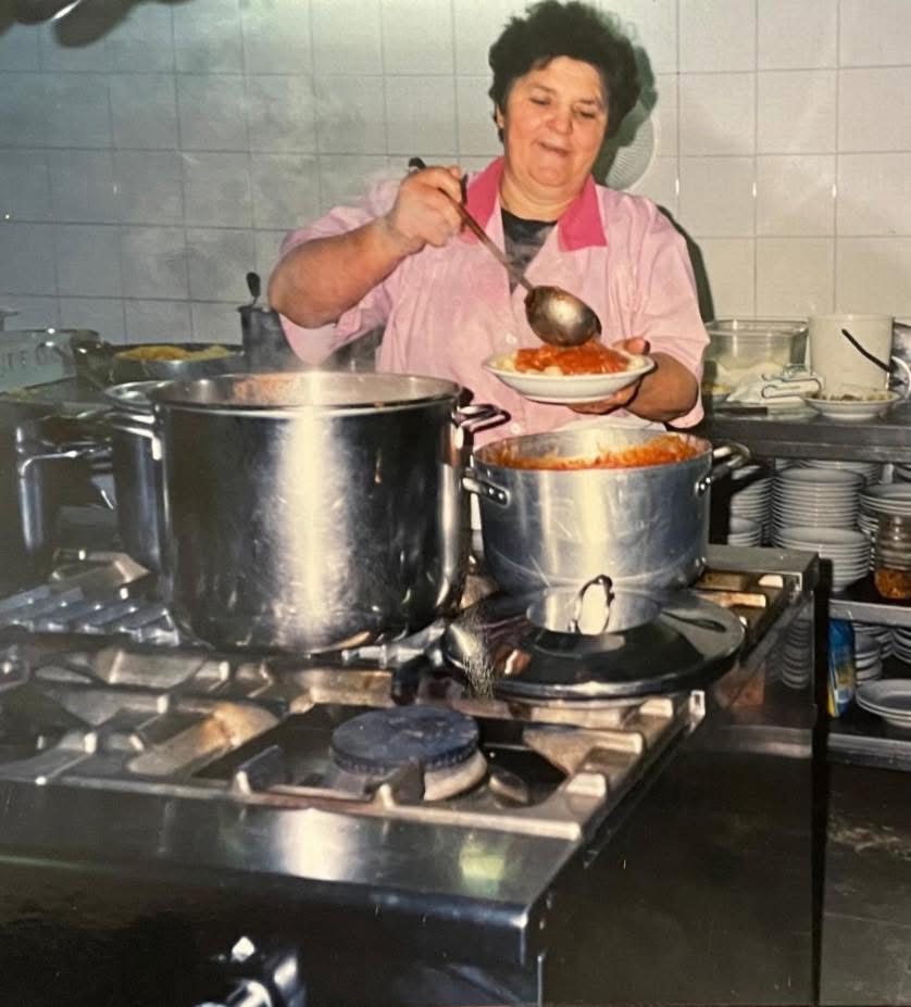 Sora Rosa in cucina – la fondatrice del Ristorante Sora Rosa a Rocca Priora